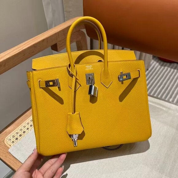 Classic Hermes Bag: A Stylish and Versatile Choice for Elegance - Picture 3 of 6